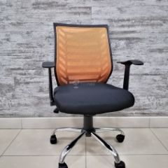 Кресло Barneo K-138 для персонала (черная ткань оранжевая сетка) в Серове - serov.mebel24.online | фото